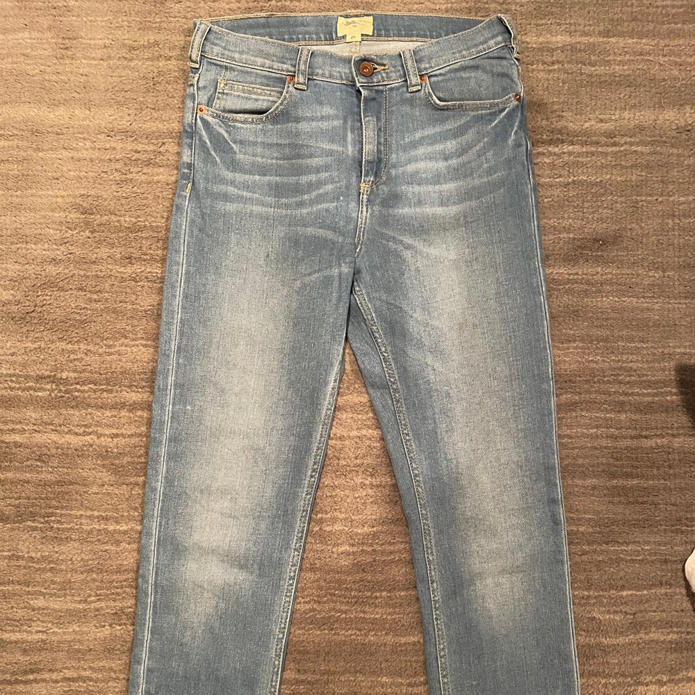 High-waisted, straight leg jeans w/ blue pocket